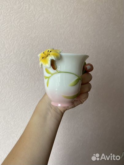 Фарфоровая чашка с блюдцем