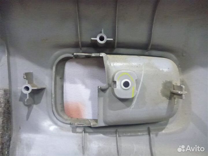 Обшивка двери передняя правая Mitsubishi L200 KB4T