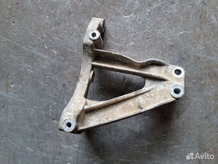 Кронштейн кондиционера Cadillac bls