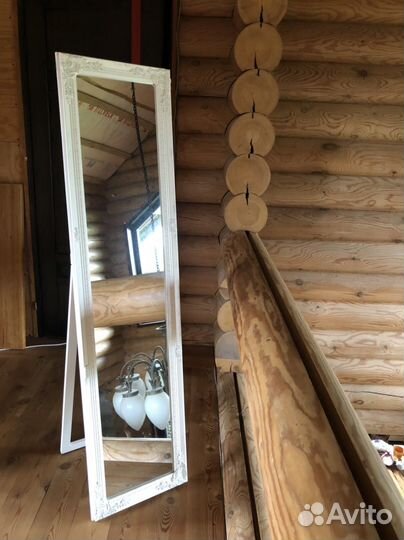Зеркало в деревянной раме