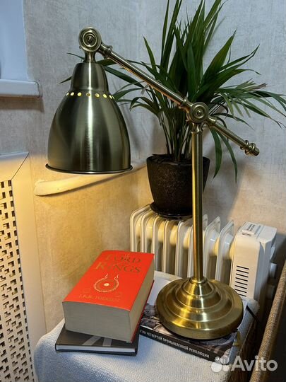 Крутая лампа IKEA золотого цвета