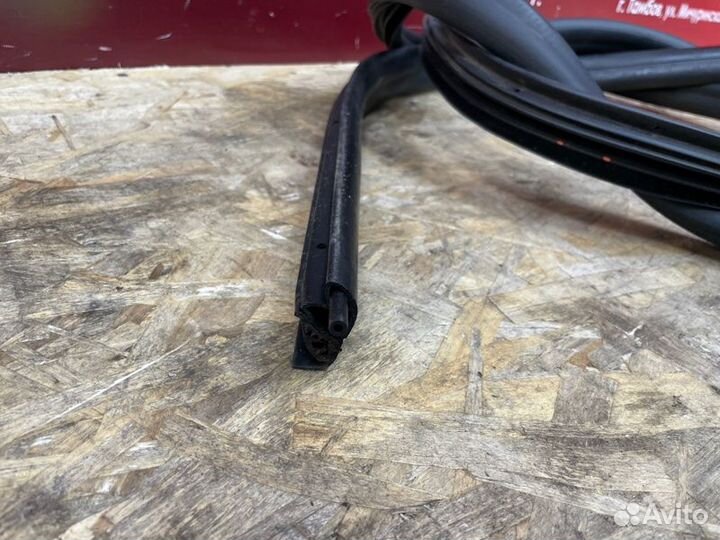 Уплотнитель двери передний правый Renault Duster