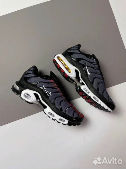 Nike Air Max TN Plus / black & red