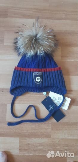 Шапка новая с меховым помпоном