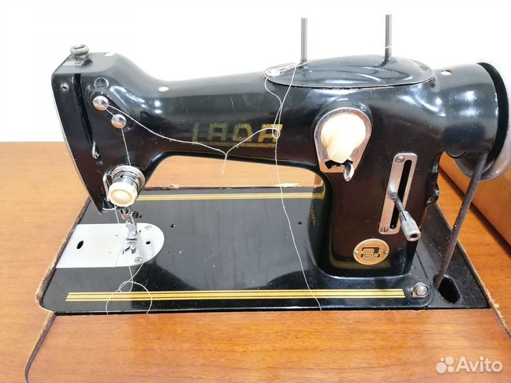 Швейная машина Лада ножная с деревянной станиной