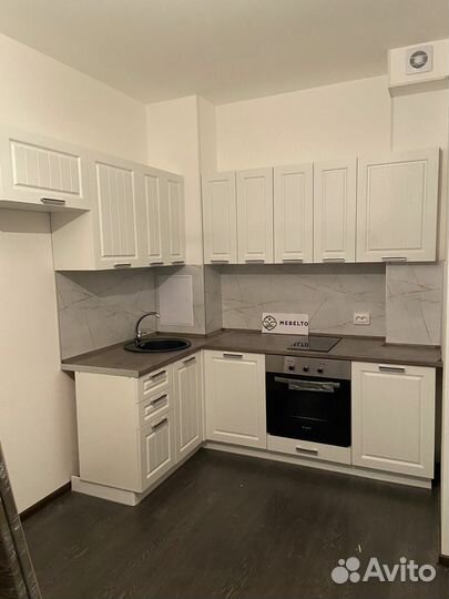 Кухня угловая в студию белая