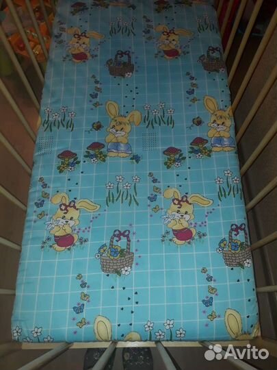 Детская кроватка с матрасом