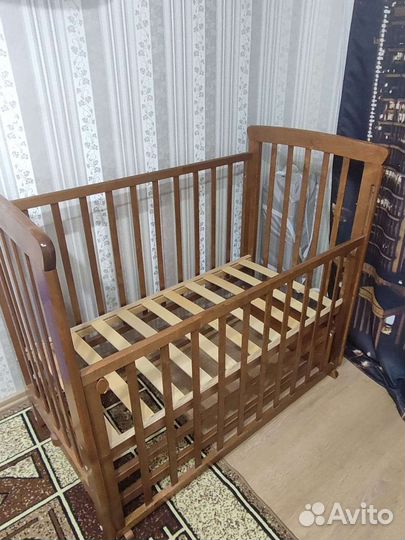 Детская кроватка с маятником