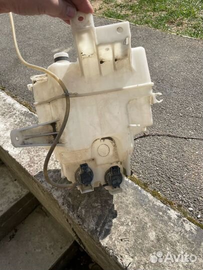 Бочек омывателя rav4