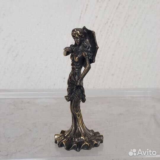 Бронзовая статуэтка девушка с зонтом литьё