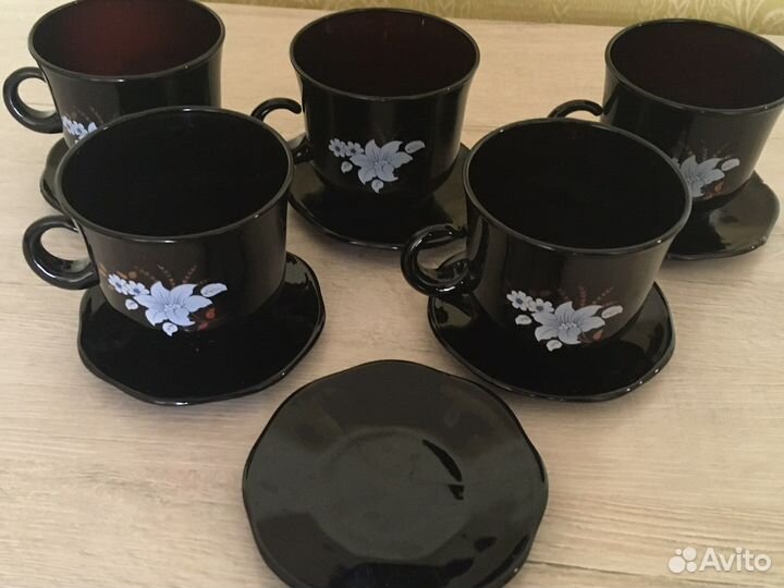 5 чашек, 6 блюдец