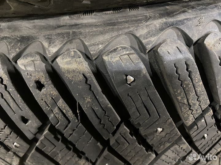 Goodyear Ultragrip Ice Arctic 215/60 R16