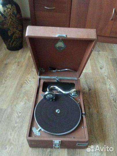 Патефон с пластинками