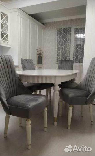 Стол и стулья