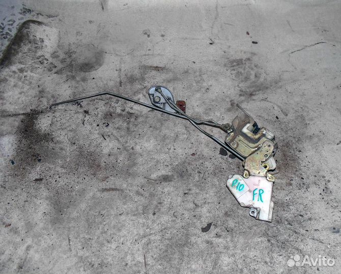 Замок двери передней правой Nissan Primera P10