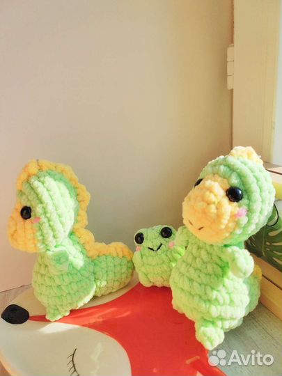 Динозаврики брелки вязаные игрушки