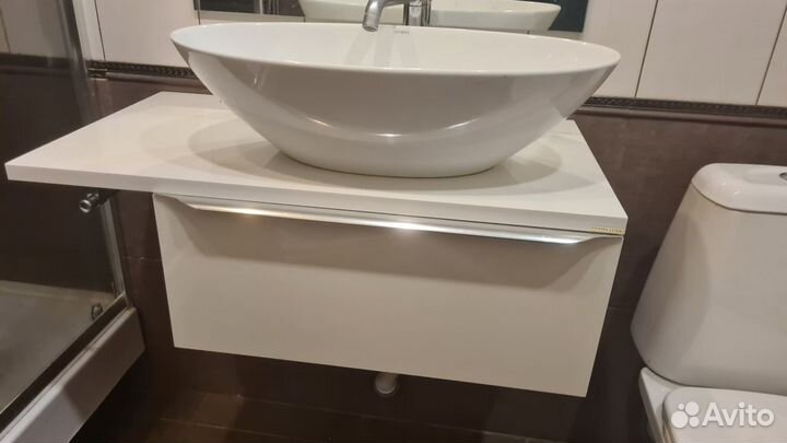 Раковина с тумбой для ванной комнаты смеситель
