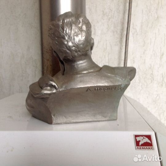 Статуэтки: бюст Чайковского и Есенина