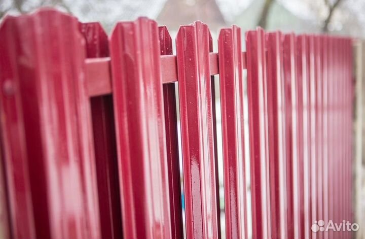 Металлический штакетник в форме трапеции