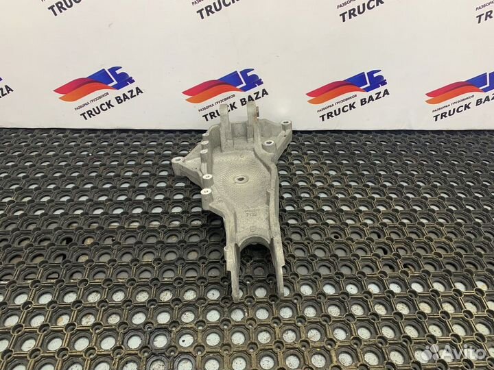 1912829 Кронштейн кабины передний правый