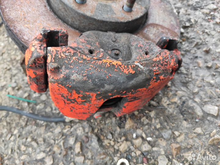 Тормозной суппорт передний левый Ford Focus 2