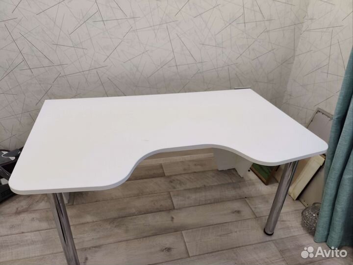 Компьютерный стол белый