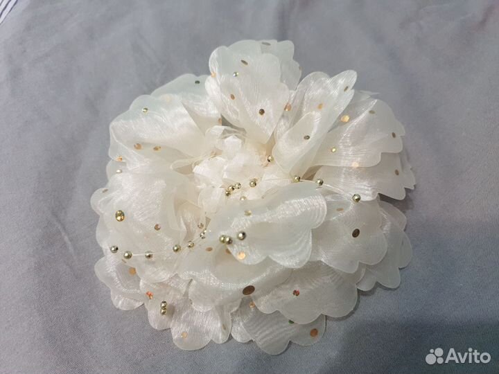 Бант с декоративными бусинками