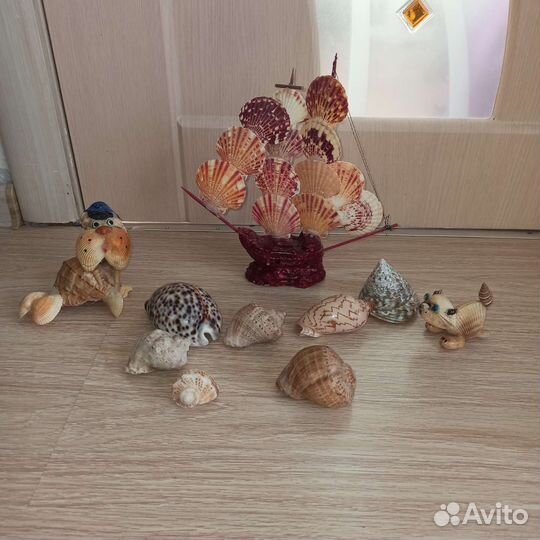 Корабль из ракушек и сувениры