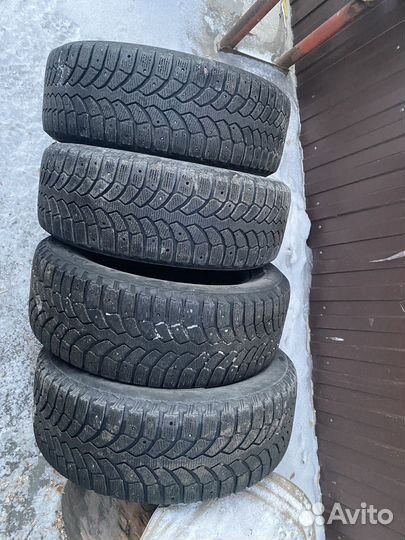 Bridgestone Blizzak Spike-01 215/60 R16