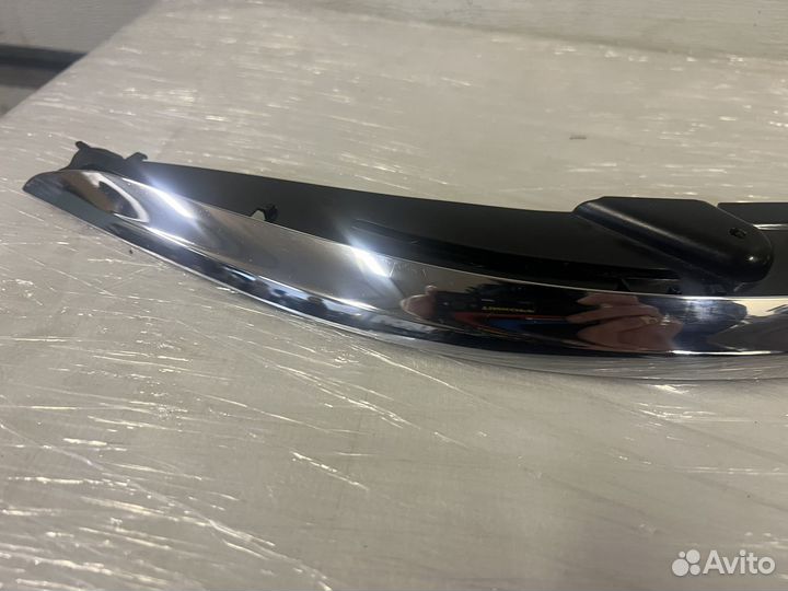 Накладка (ресничка) правой фары к VW Passat B8
