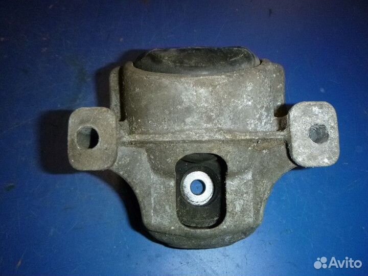 Опора двигателя правая audi A4 B8 2007