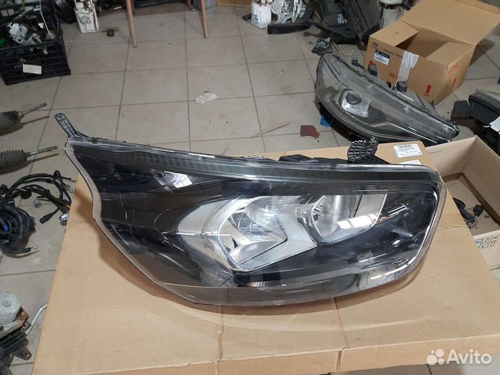 Фара правая Ford Transit Custom