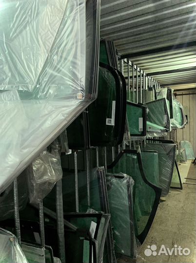 Стекло нижнее левое Экскаватор Катерпиллер428 e