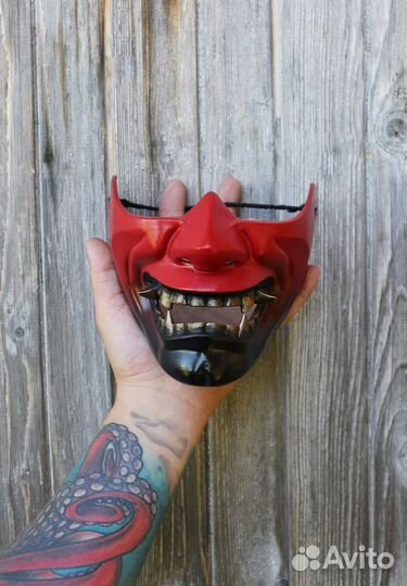 Чёрная полумаска Хання