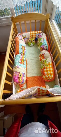 Детская кроватка с маятником