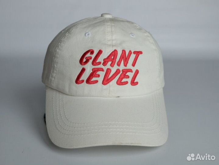 Белая летняя бейсболка 