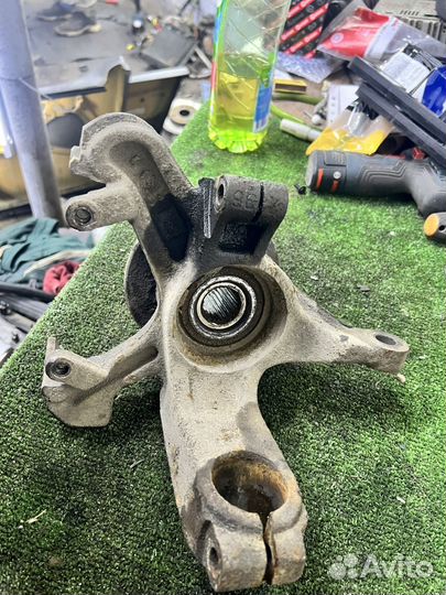 Поворотный кулак левый ford focus 1