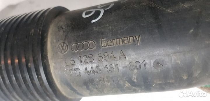 Патрубок воздушного фильтра левый Volkswagen