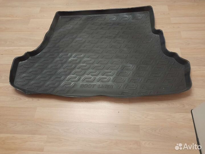 На Kio Rio и Hyundai Solaris в багажник коврик