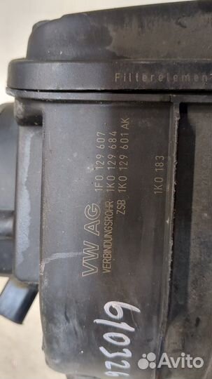 Корпус воздушного фильтра Volkswagen Touran, 2004