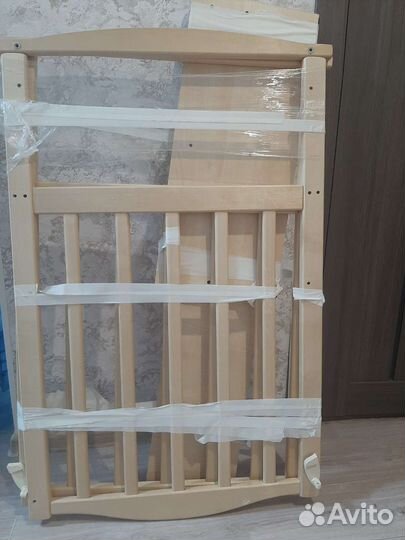 Кроватка детская с маятником