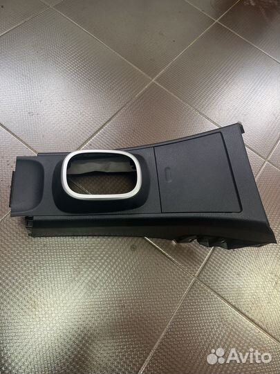 Центральная консоль между сидений Tiida C11