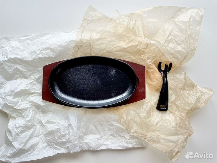 Чугунная сковорода с подставкой новая