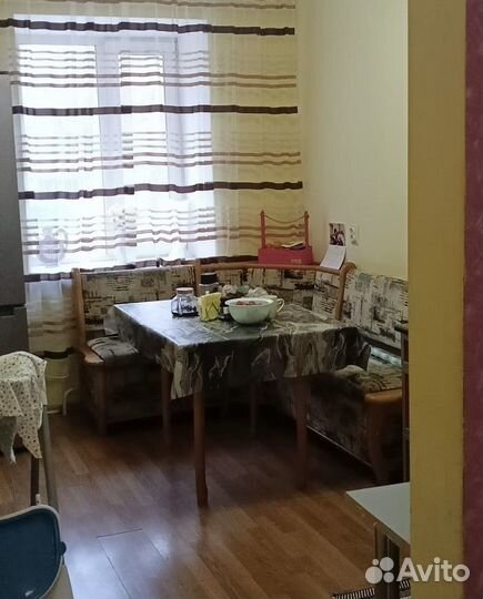 Кухонный уголок со столом