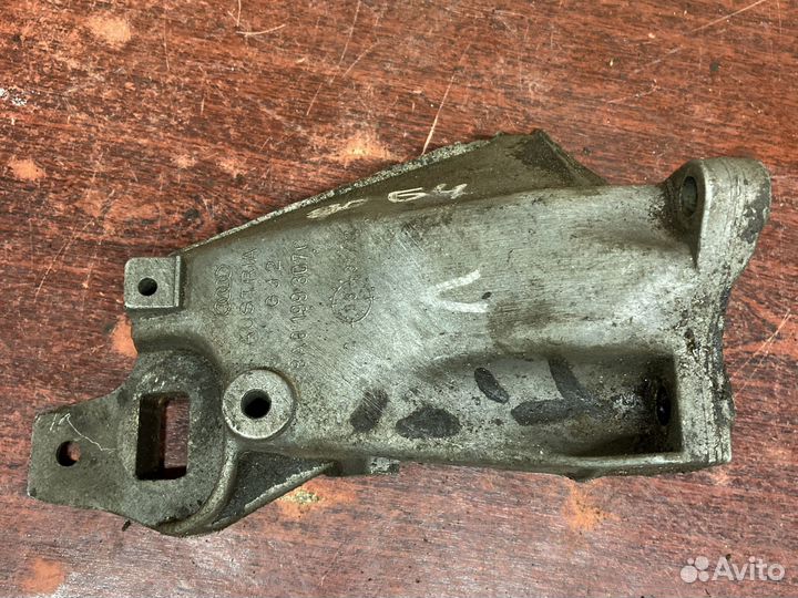 Левый кронштейн двигателя ауди 80 б4