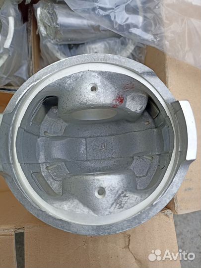 Nissan Terrano поршень