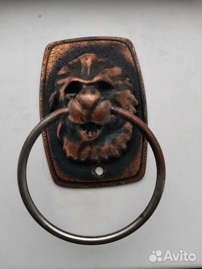 Дверная ручка со львом