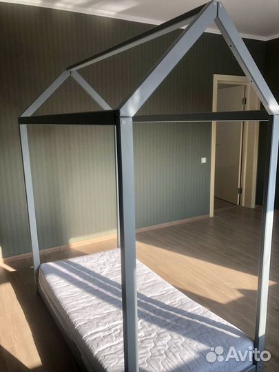 Детская кровать домик с матрасом