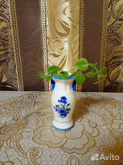 Миниатюрная керамическая вазочка