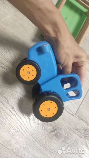Игрушка синий трактор